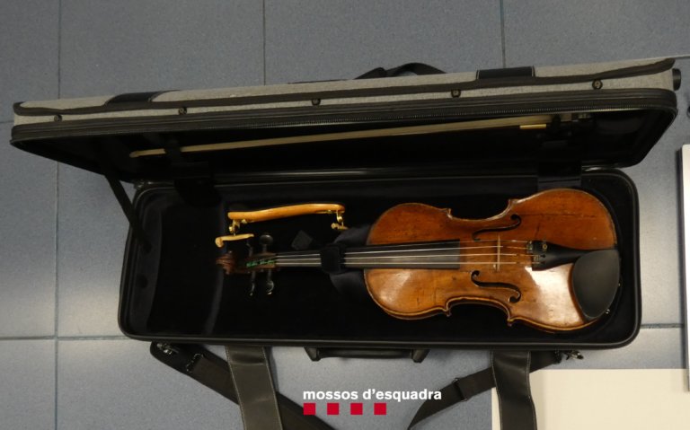 Dos detinguts a Badalona pel robatori d’un violí del segle XVIII valorat en 22.000 euros