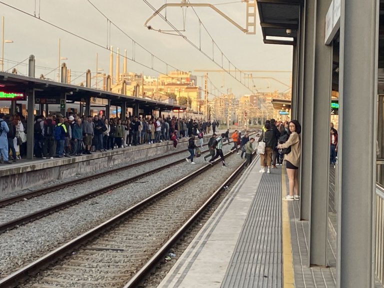 Caos absolut a Renfe: l’R1 només arriba fins a Badalona