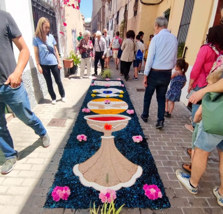 FOTOS l Dalt la Vila es vesteix de catifes de colors amb motiu del Corpus