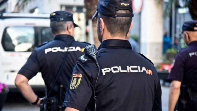Detenen un policia jubilat per amenaçar amb una pistola dos homes al carrer Margarida Xirgu