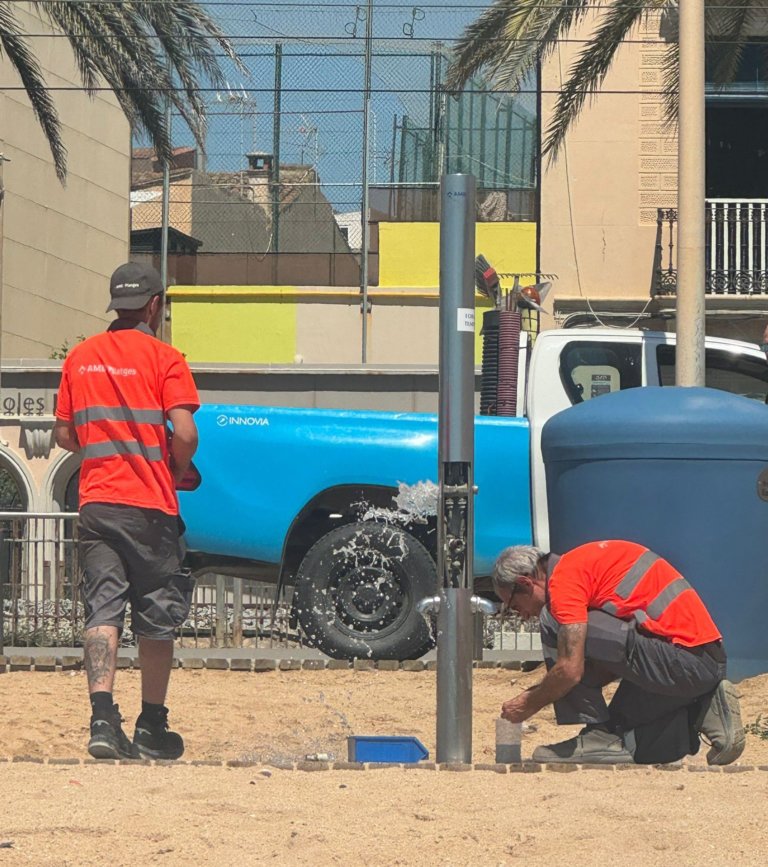 Barcelona i Mataró reobren les dutxes de la platja mentre Badalona continua amb els treballs de revisió