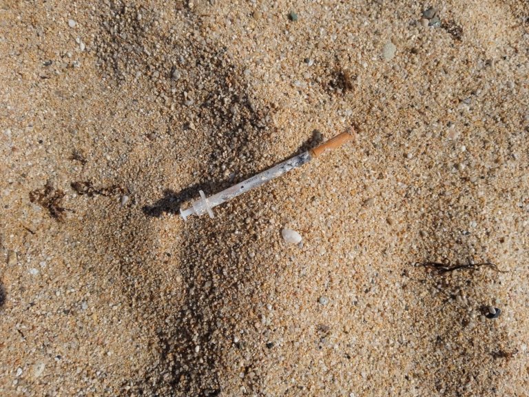 Banyistes troben xeringues a la platja dels Pescadors