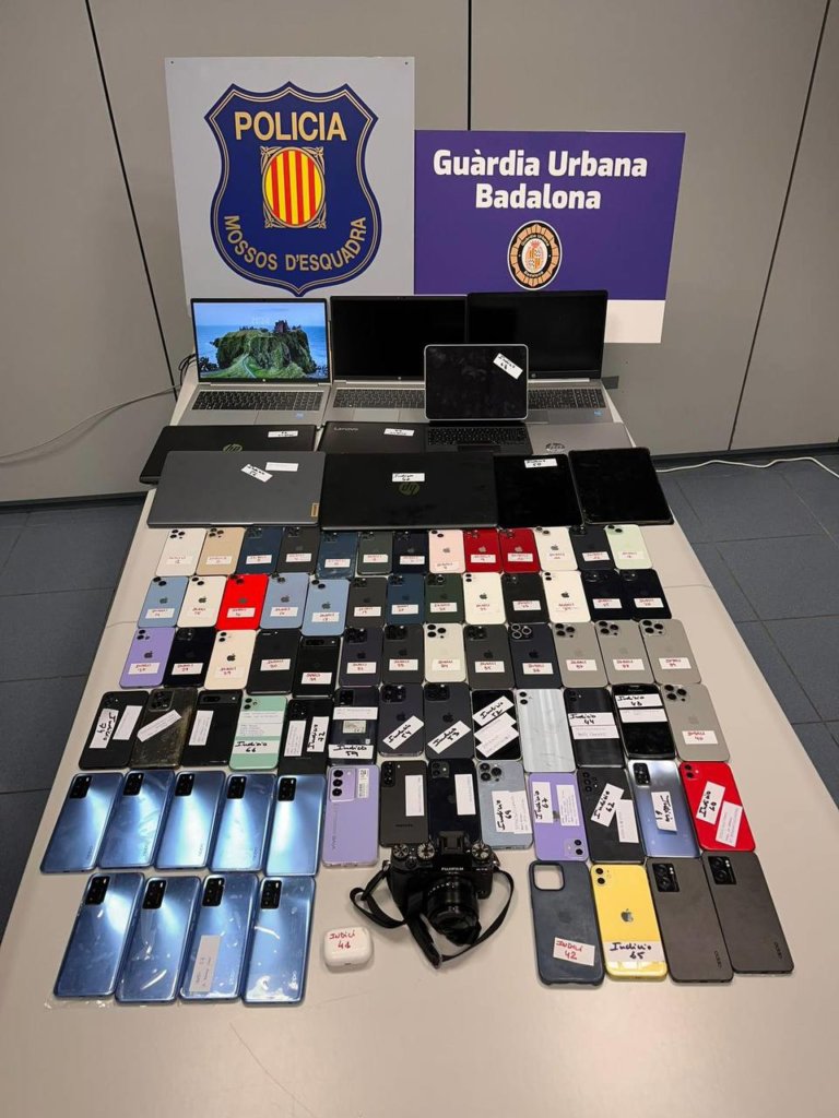 Detingut un home robar 60 telèfons mòbils a Badalona