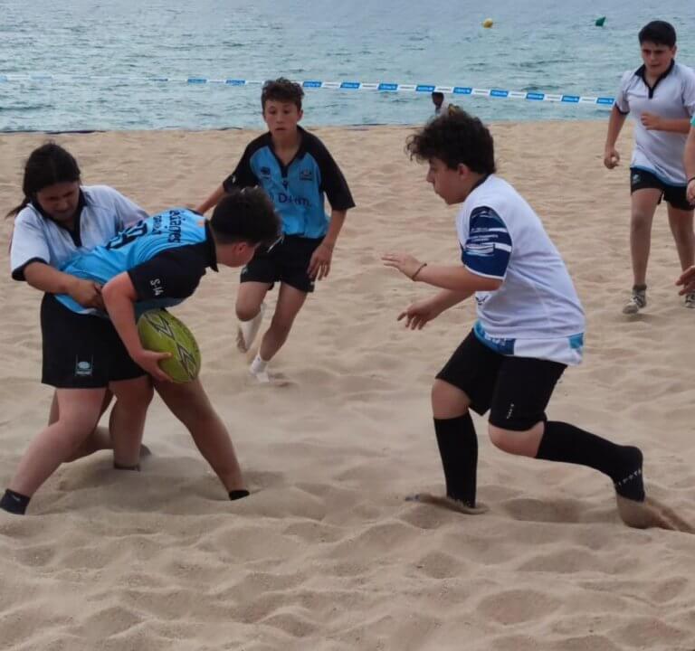 La platja dels Pescadors s’omple de rugbi platja formatiu