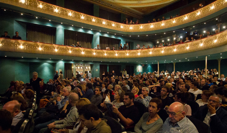 Els badalonins van al teatre