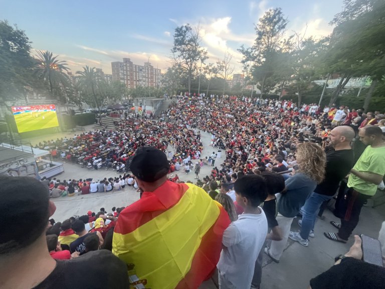 3.500 persones omplen l’amfiteatre del parc del Gran Sol per seguir la semifinal de l’Eurocopa