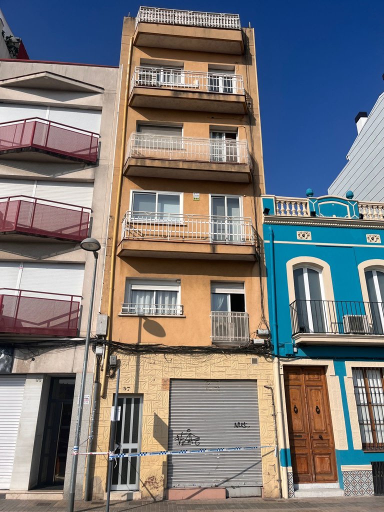 Desallotjats 9 veïns per l’aparició d’una esquerda en un edifici de Coll i Pujol