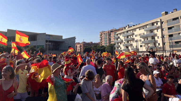 Badalona celebra la victòria de “la Roja” des de la plaça Tarradellas