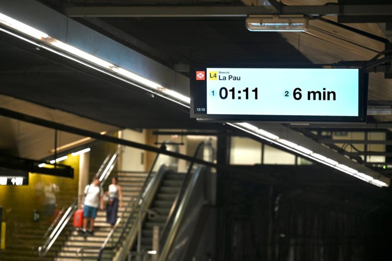 El metro renova les pantalles digitals d’informació 