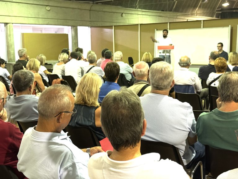 Carrera legitima en l’assemblea local el forçat lideratge al capdavant del grup decidit des de Barcelona