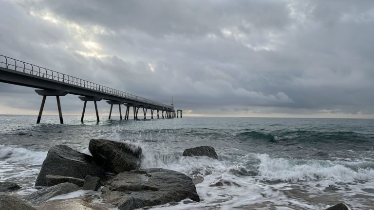 Dissabte, cita per netejar la sorra i el fons de platja del pont del Petroli