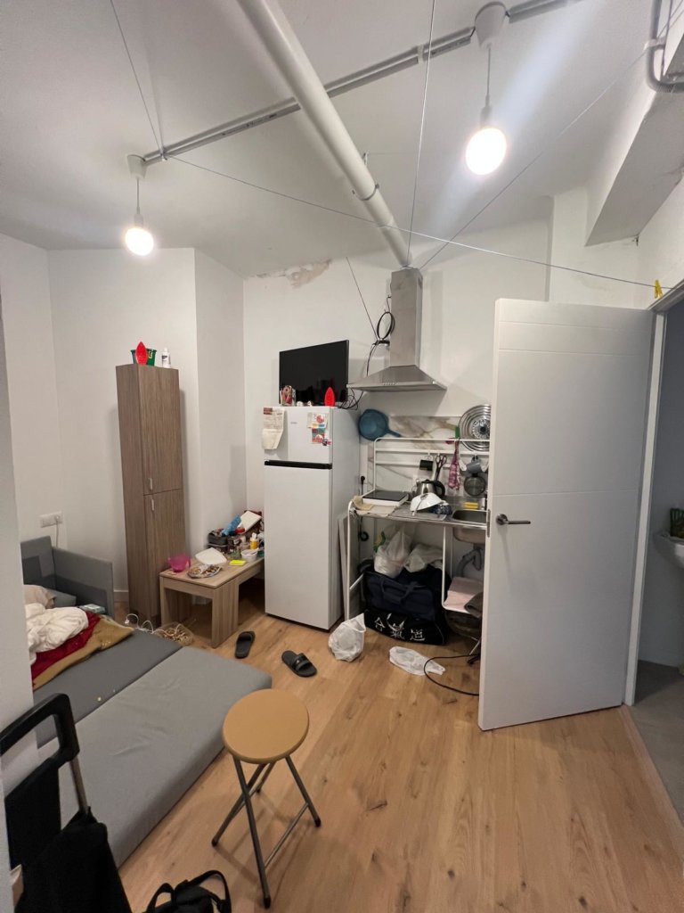 La Guàrdia Urbana identifica al barri  Sant Crist i desmantella un local habilitat per llogar 18 infrahabitatges a través d’una comercialitzadora