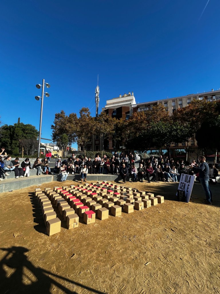 Performance a Pompeu Fabra per reflexionar sobre l’augment del sensellarisme a Badalona, especialment en el segment de dones joves