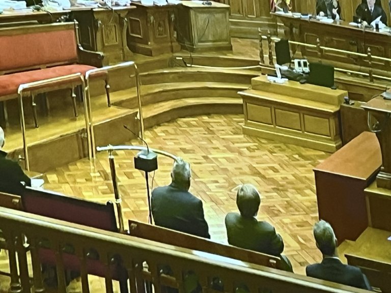 Albiol manté l’estratègia de pilotes fora i argumenta que amb el personal de l’Ajuntament no es podia controlar tot