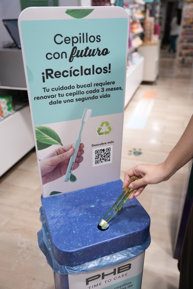 Dues farmàcies de Badalona participen en una campanya pionera de reciclatge de raspalls de dents