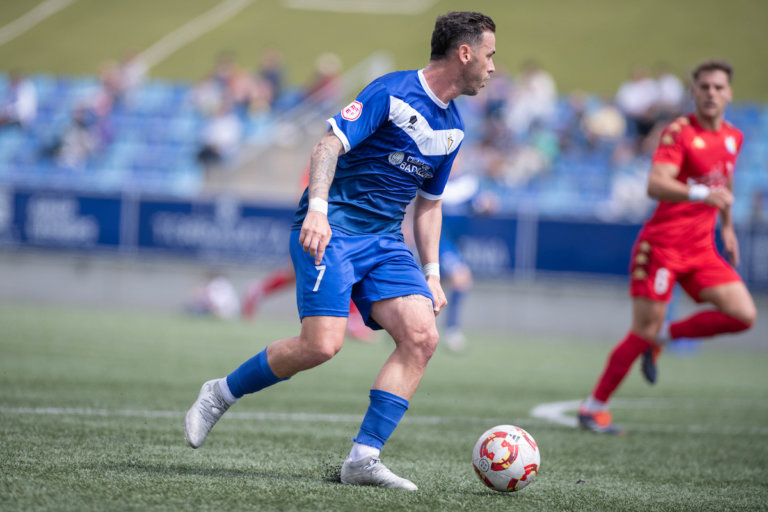 Álvaro Vázquez rescata un punt en el derbi comercal