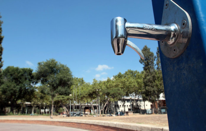 Badalona. Imatge d'una font pública de la ciutat. Font pública de la plaça Roja, al barri de Sant Roc, a tocar l'avinguda Maresme Font Plaça Roja