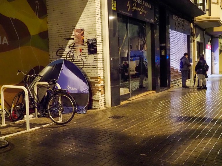 El recompte revela que 110 persones dormen als carrers de Badalona, un 8% més que el 2023