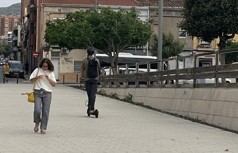 Obligació de casc homologat i assegurança, dos dels requisits per no ser sanciaonat per mal ús del patinet
