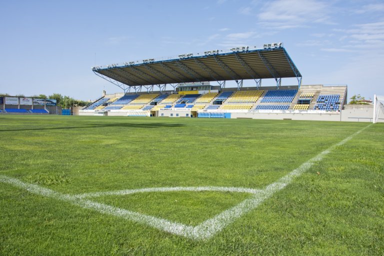 El nou FC Badalona Women marxa a Palamós pagant el canvi de gespa