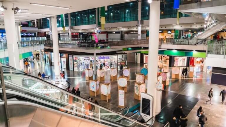Els centres comercials, autèntics refugis climàtics, es dinamitzen durant el mes de juliol