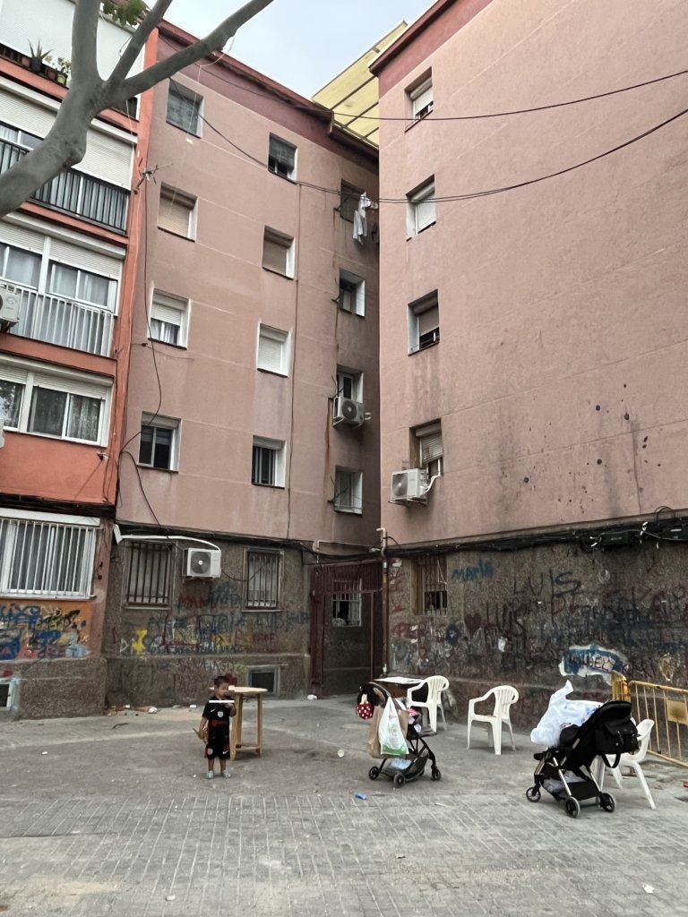 Endesa manté que el tall elèctric al 784 d’Alfons XII respon a un tema greu de seguretat, mentre el veïnat reposa les instal·lacions
