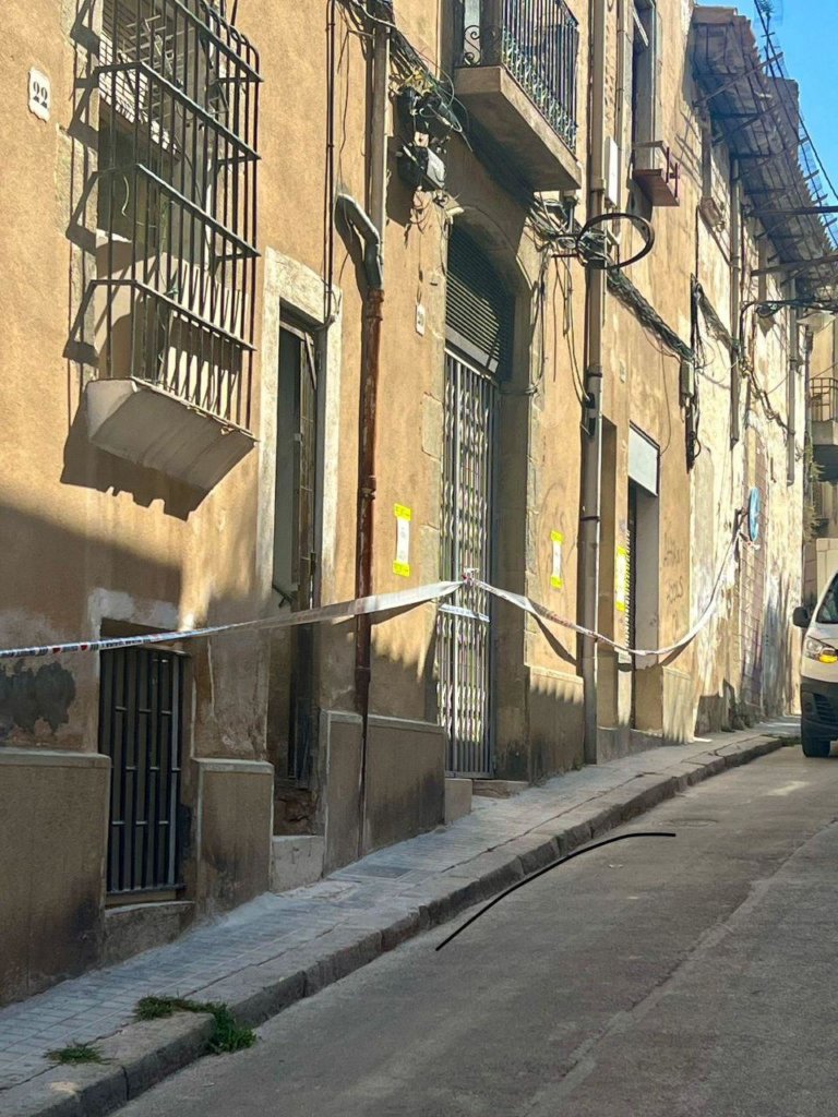Precintades les obres d’un edifici al carrer Barcelona,  amb l’alleujament dels veïns que sospiten que seran pisos turístics