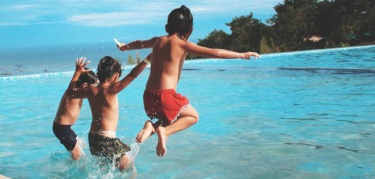 La vigilància als nens i nenes a l’aigua salva vides
