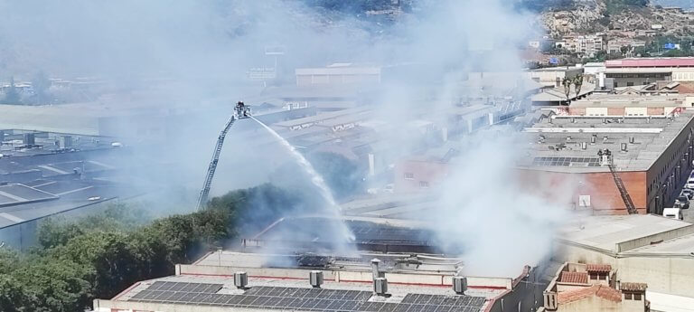 Controlat l’incendi que ha cremat una nau de material elèctric i d’electrodomèstics al polígon de Can Ribó