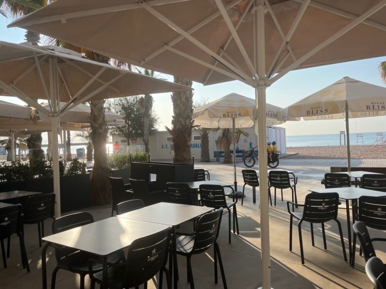 La pressió veïnal i dels restauradors amb terrasses  farà reubicar l’escola nàutica ‘Alvent’ per a l’any vinent