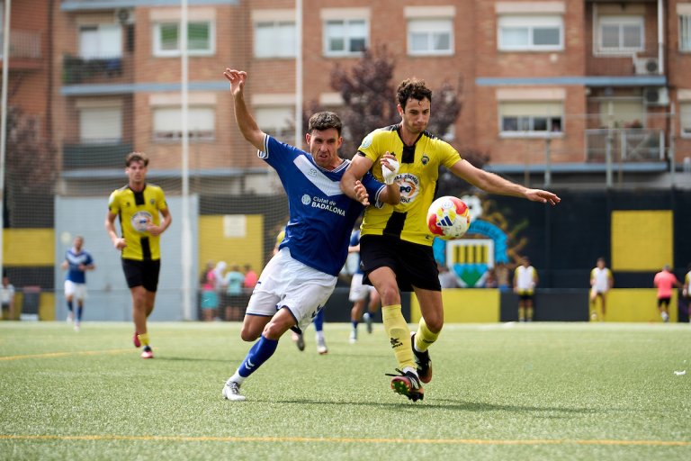 El Badalona empata una batalla futbolística a Nou Barris