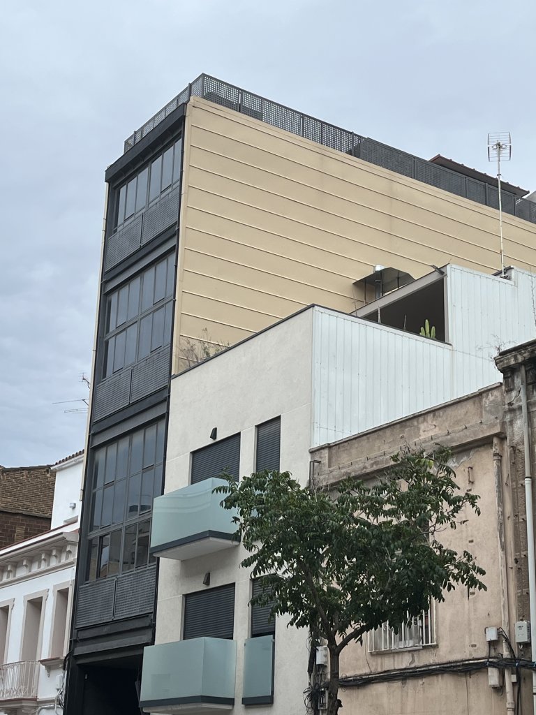 Indignació al Progrés perquè l’acumulació d’infraccions urbanístiques de l’edifici d’Indústria, 226 es queda en una multa màxima de 3.000 euros