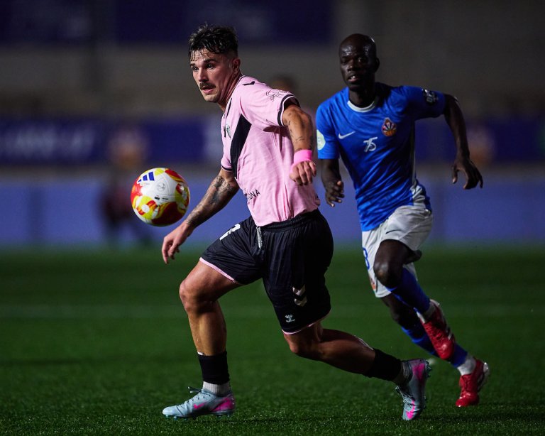 El Badalona perd el seu primer partit de lliga a Vilanova (2-1)
