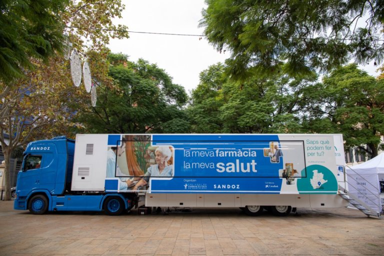 Els professionals de la farmàcia es reivindiquen com agents de salut i surten al carrer fent proves gratuïtes