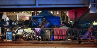 L’oposició reclama que s’activi l’operació hivern per als qui es mantenen sota la C-31