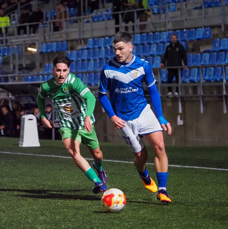 Empat del Badalona en un partit marcat per les errades i la polèmica arbitral (1-1)