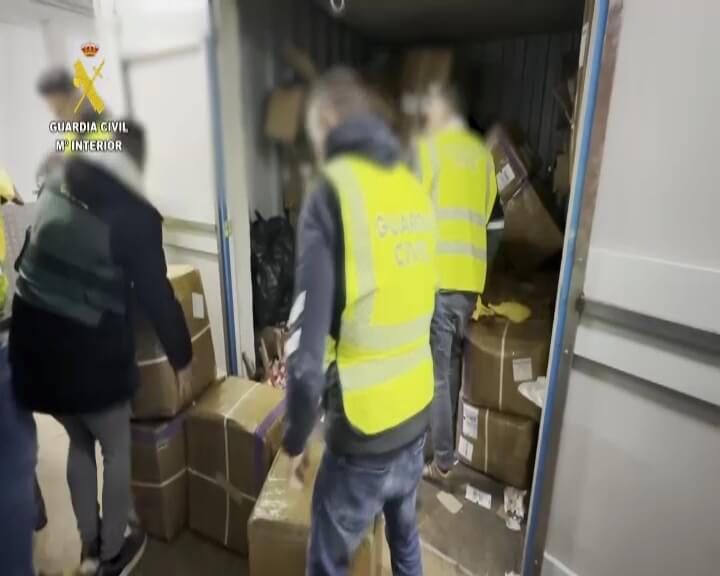 La Guàrdia Civil intervé a Badalona joguines i falsificacions que superen els dos milions d’euros