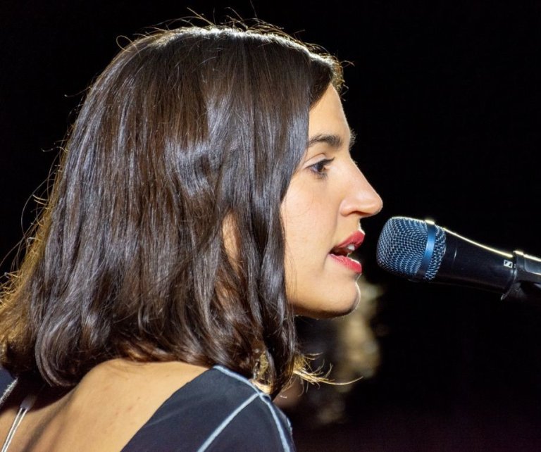 La badalonina Maria Arnal, copresenta i actua avui als Gaudí