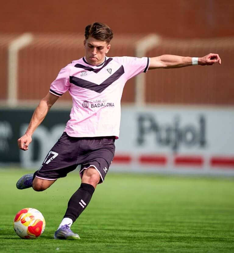 Joaco dona els tres punts al Badalona a Mollerussa amb un gran servei de falta (0-1)