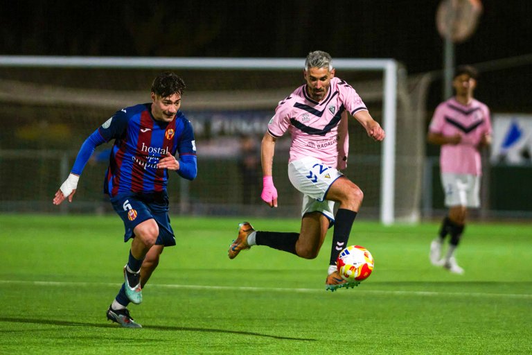El Badalona torna a ser colíder amb un empat a l’Escala (1-1)