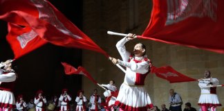Els “Abanderats” de Tortosa aporten novetat a la 26a edició de la Festa Medieval, que també celebra el primer any del Bou