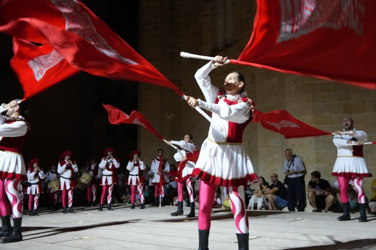 Els “Abanderats” de Tortosa aporten novetat a la 26a edició de la Festa Medieval, que també celebra el primer any del Bou