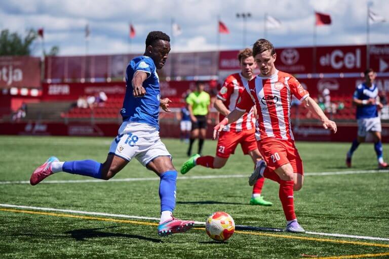 El Badalona s’imposa al Vic en el temps afegit i es cita amb l’Hospitalet al play-off