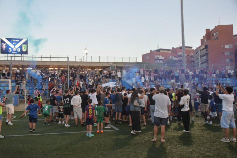 L’Estadi viu una tarda de bogeria amb la remuntada del Badalona davant el Cornellà
