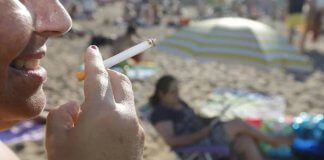 Albiol anuncia que la prohibició de fumar a les platges de Badalona arribarà la temporada del 2027