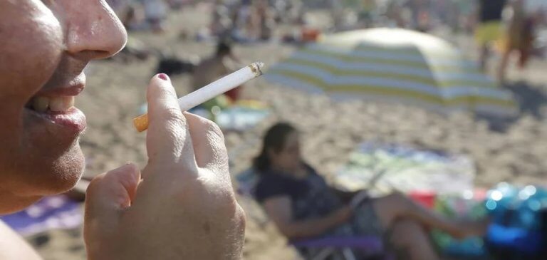 Albiol anuncia que la prohibició de fumar a les platges de Badalona arribarà la temporada del 2027
